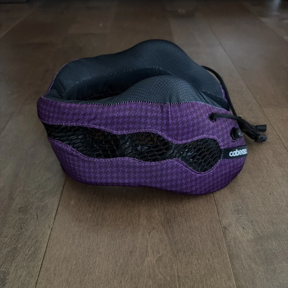 Cabeau Long Haul Flight Cooling Travel Neck Pillow Evolution Cool Purple Used